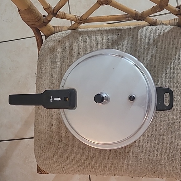 IMUSA Stovetop Aluminum Pressure Cooker - Picture 3 of 12